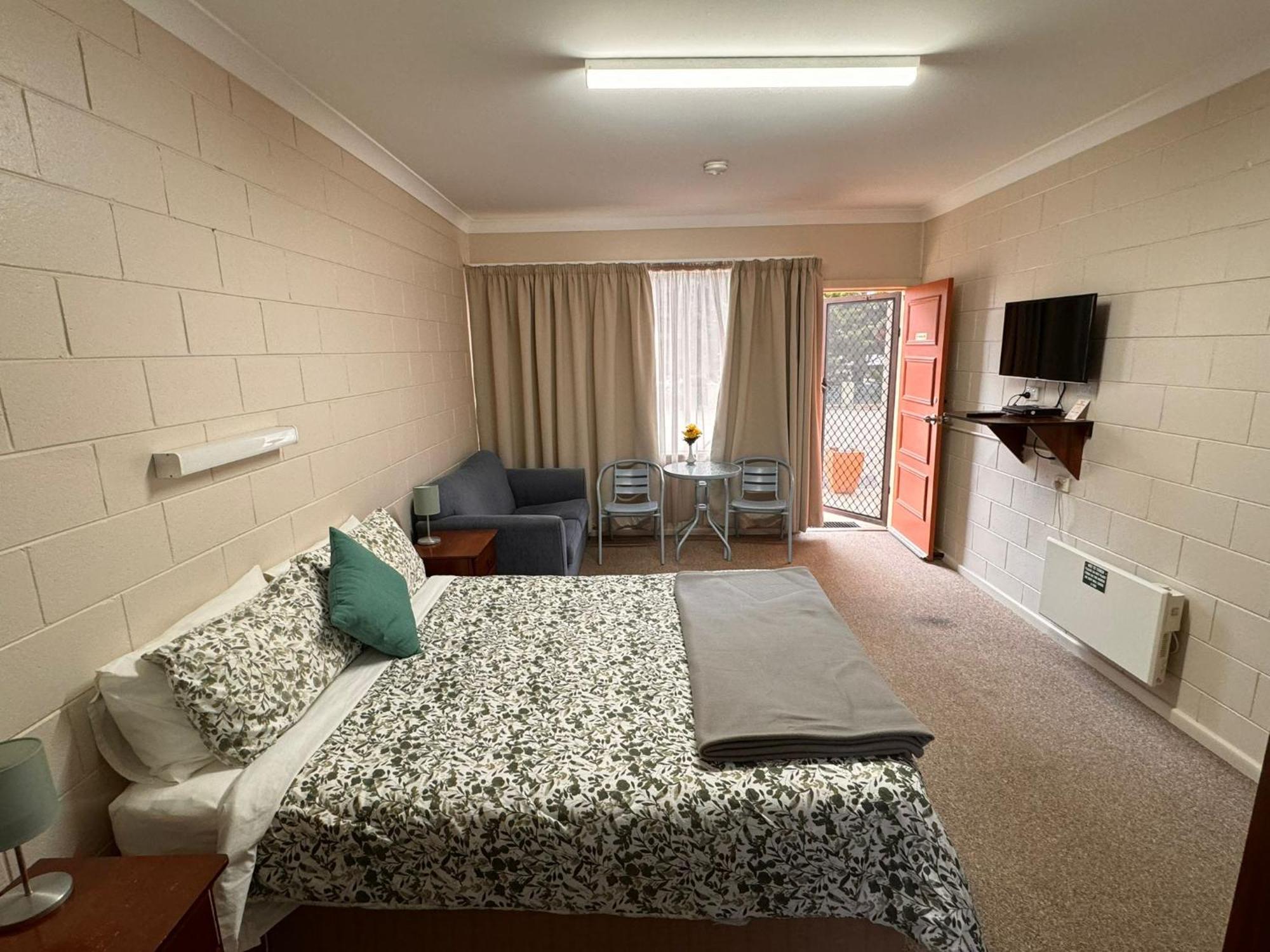 Alpine Country Motel Plus Free Coffee Cooma Exterior photo